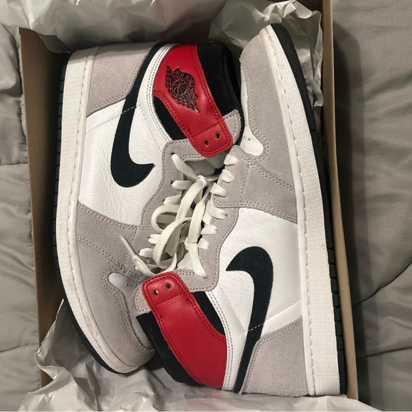 Jordan 1 Retro High “Light Smoke Grey” - Picture 2 of 7